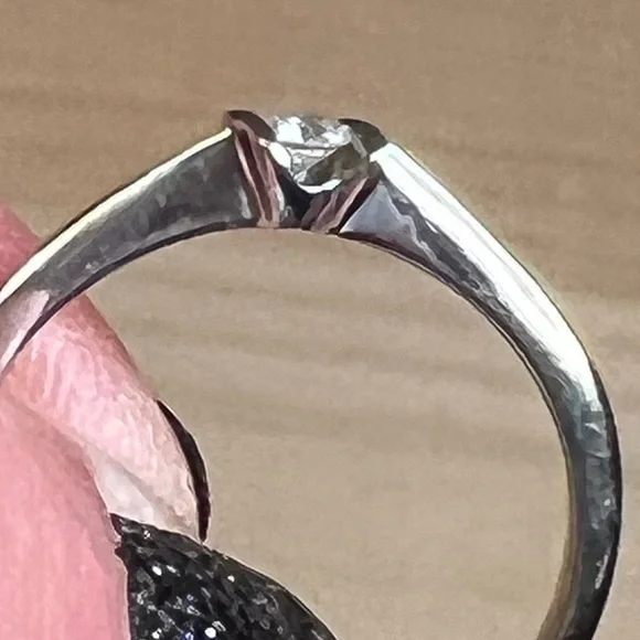 🔥Genuine .12tdw 10KT White Gold Diamond Ring size 8 - Picture 8 of 14